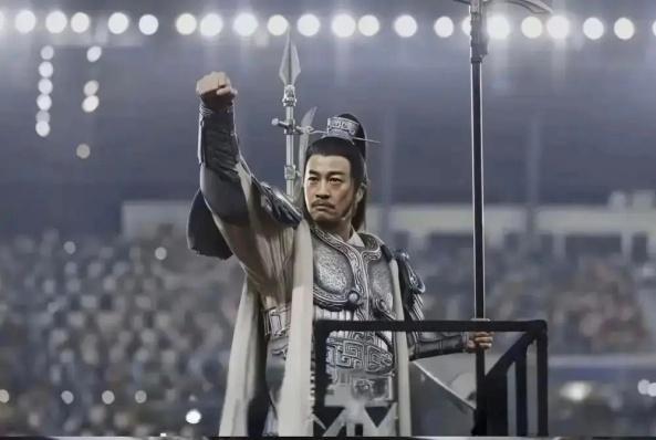 自从苏超请了何润东扮演项羽之后，其他各省的联赛也纷纷跟进了。楚超请来了诸葛武侯，