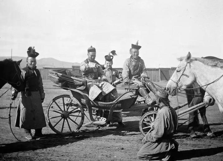 1915年，蒙古族一个贵族家里生下了个女娃娃，刚生下来就有喇嘛来算命，说这孩子命
