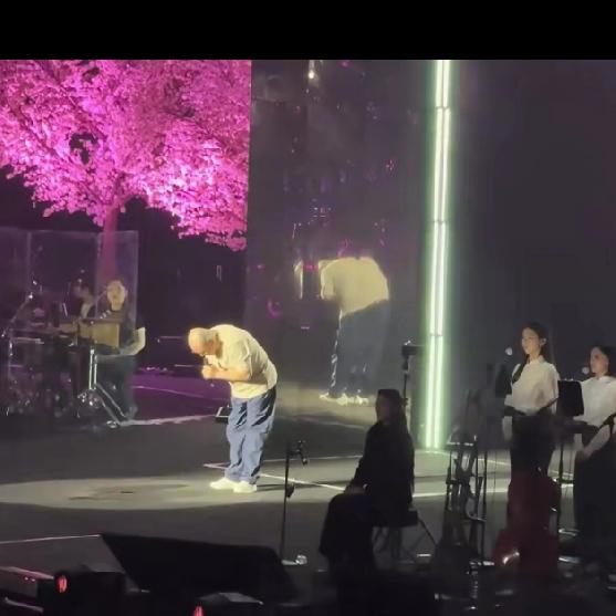 刀郎演唱会中途突然停了，对着台下两位老人抱拳深鞠躬。原来老人从新疆坐三天火车来的