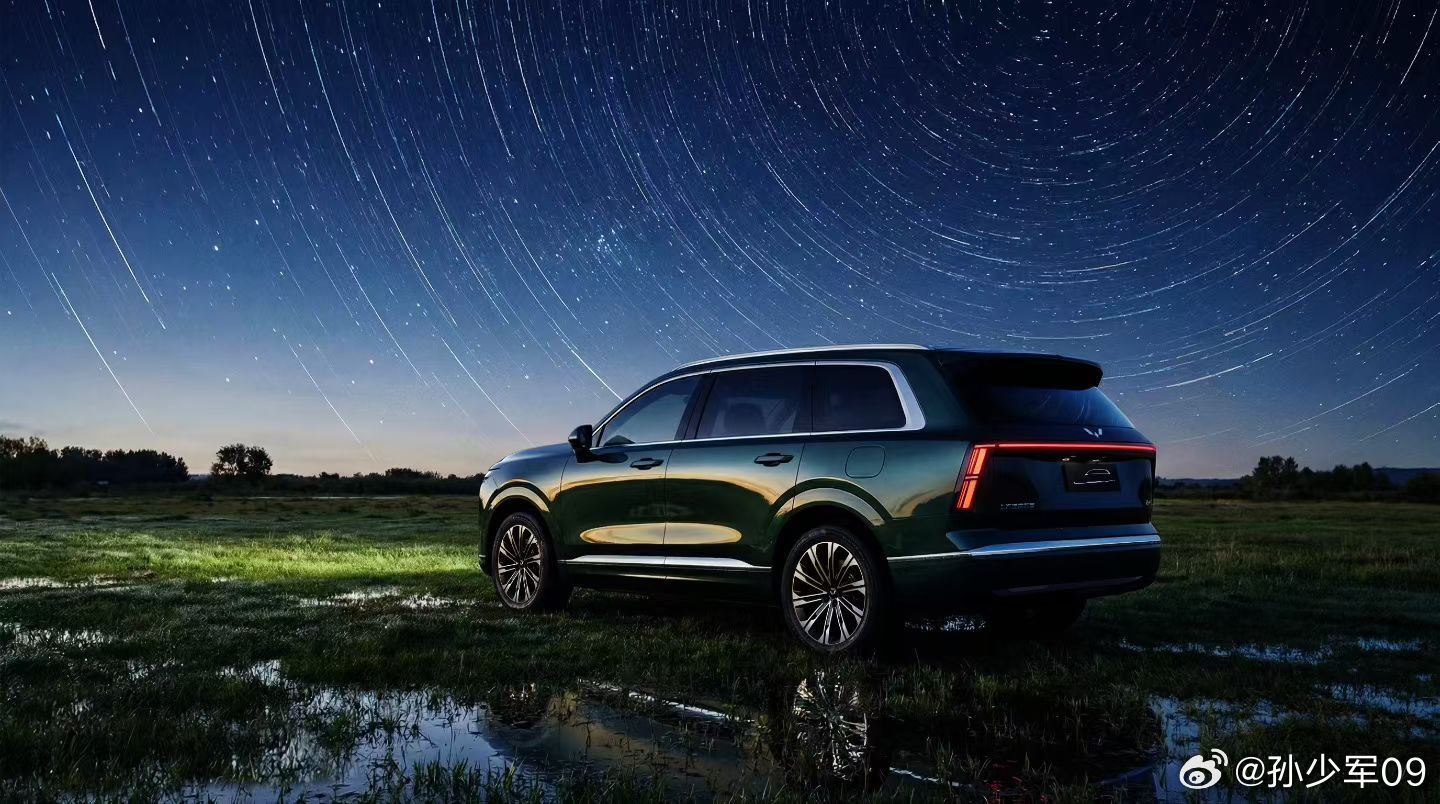 今天各家都开始发官方美图了五菱星光L这造型理想味道挺重，现在都喜欢用绿色外观，大