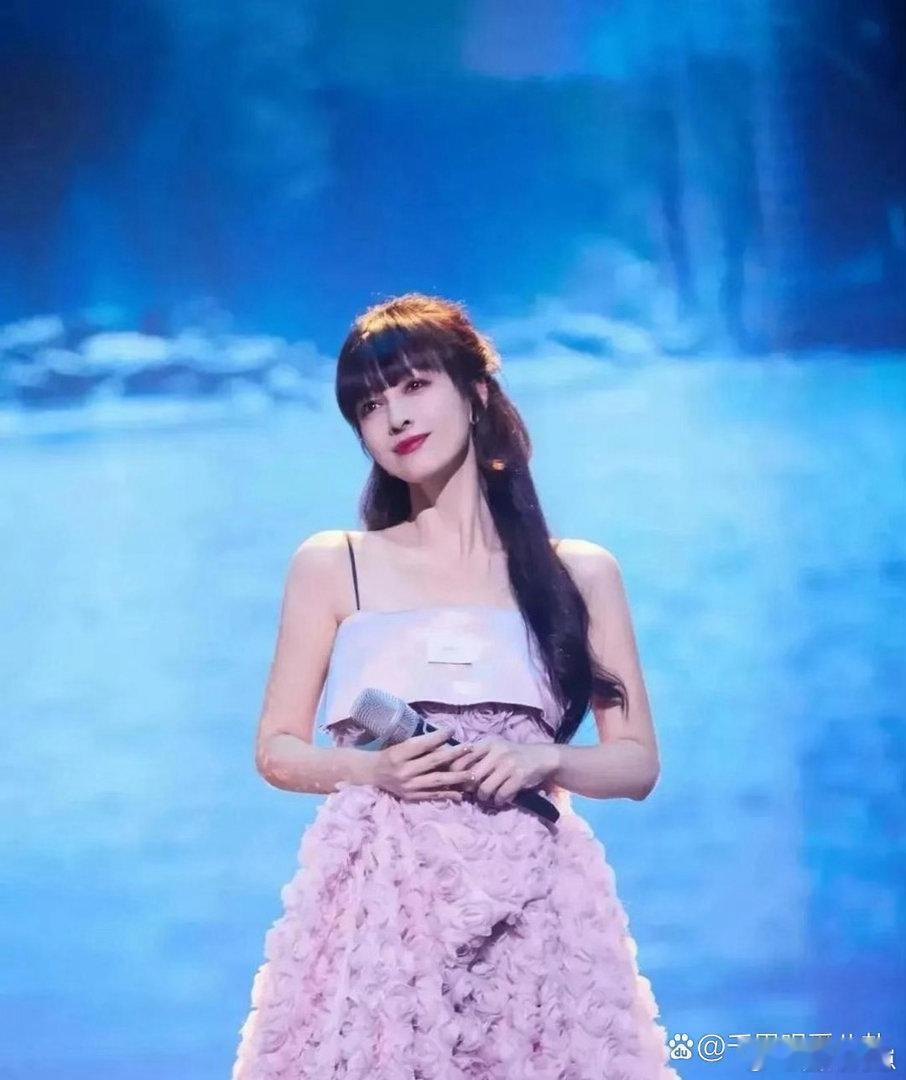 如今的吴昕颜值气质变化反差超大，整体模样焕然一新，精致蜕变后差点让人认不出来。