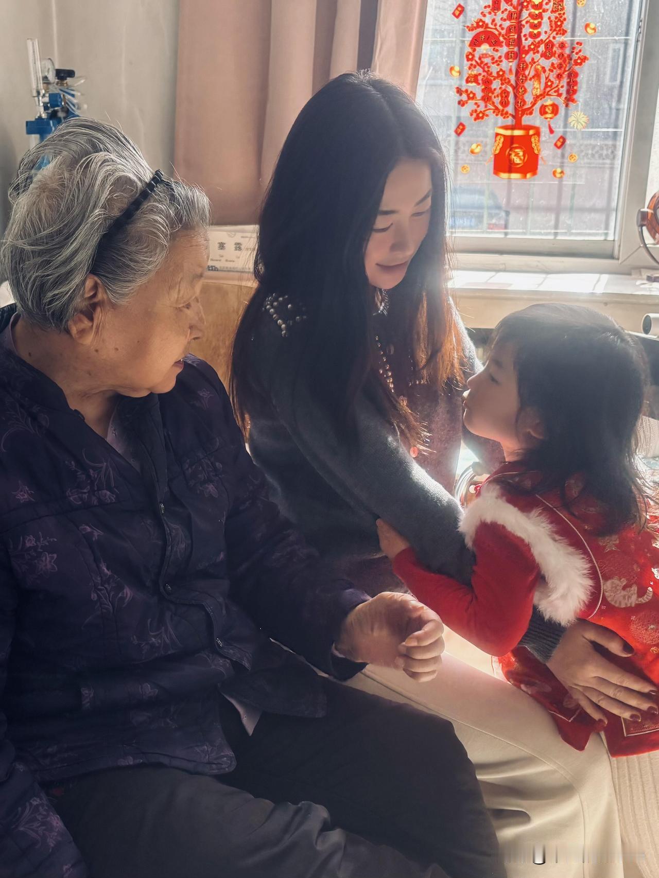 近日，朱珠携女儿王珠宝、老公王韵佳到干休所看望奶奶，真是一个有孝心的孙女呀。