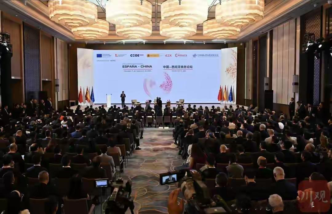 西班牙工业国务秘书算是彻底被中国车企圈粉了！他当着两国400多位代表直言，一个月