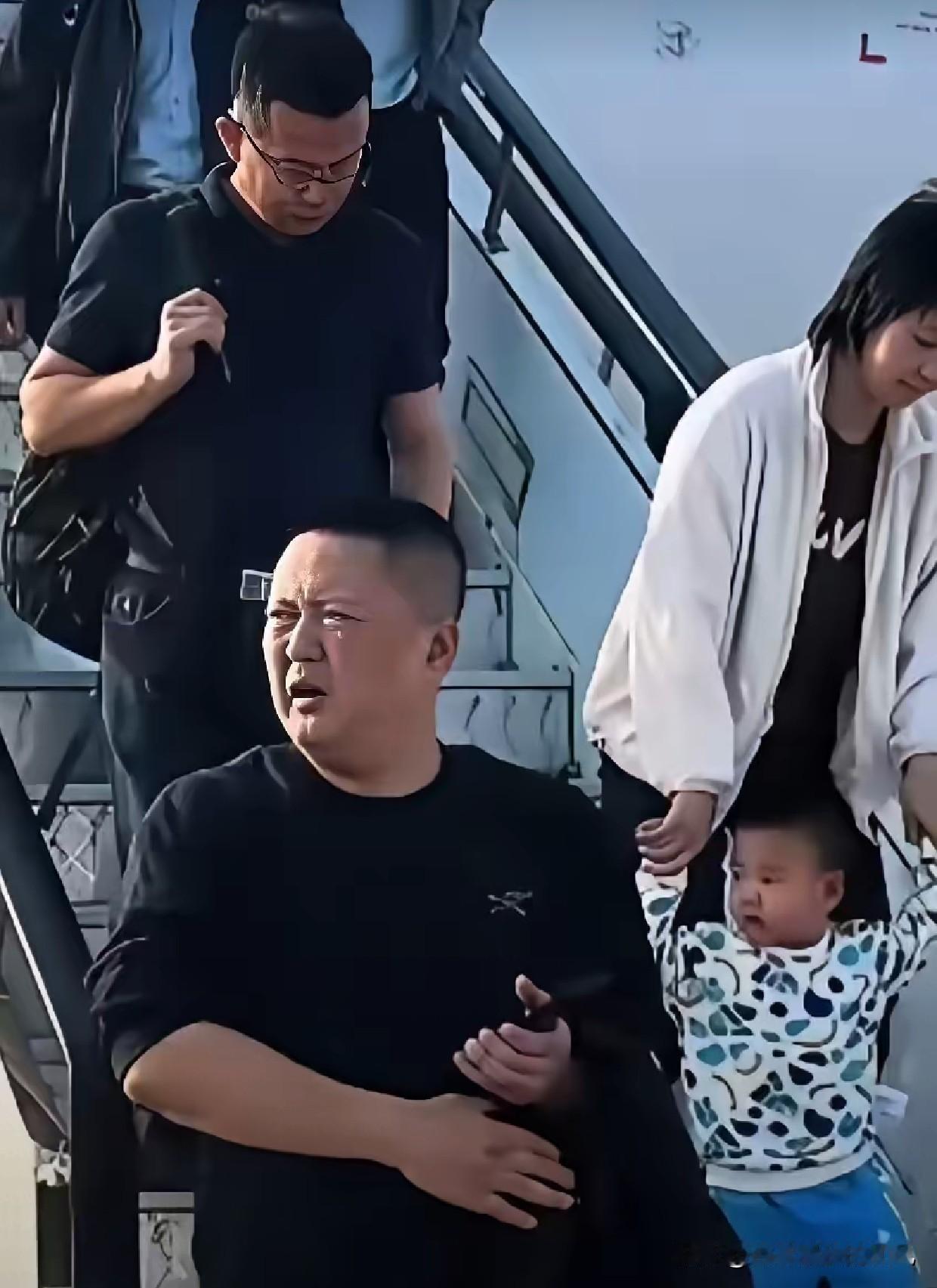 原来这就是网传的欧某人，东航最霸气的乘客。很多人看完这张照片都说，第一眼看着这人