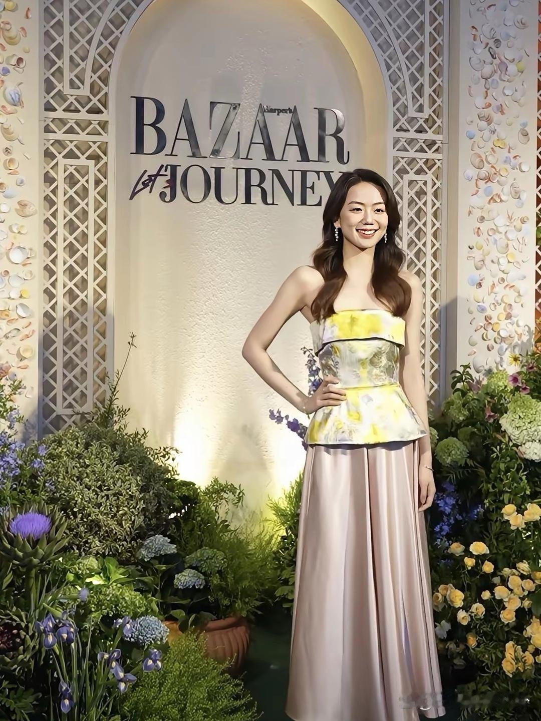 冯禧线下这回弄了卷发，女人味一下子就漫出来了。​