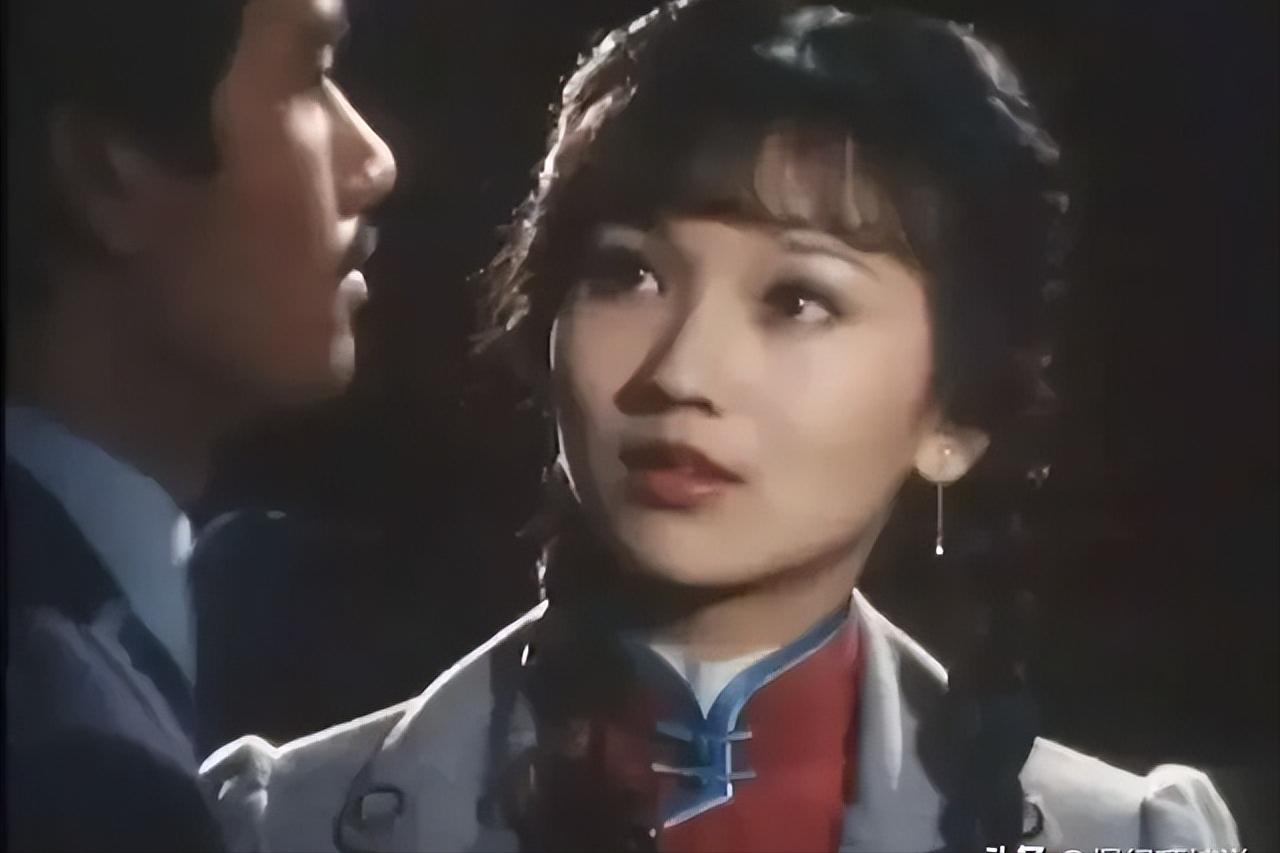 1975年，21岁的赵雅芝嫁给了31岁的香港名医黄汉伟，可婚后3年，赵雅