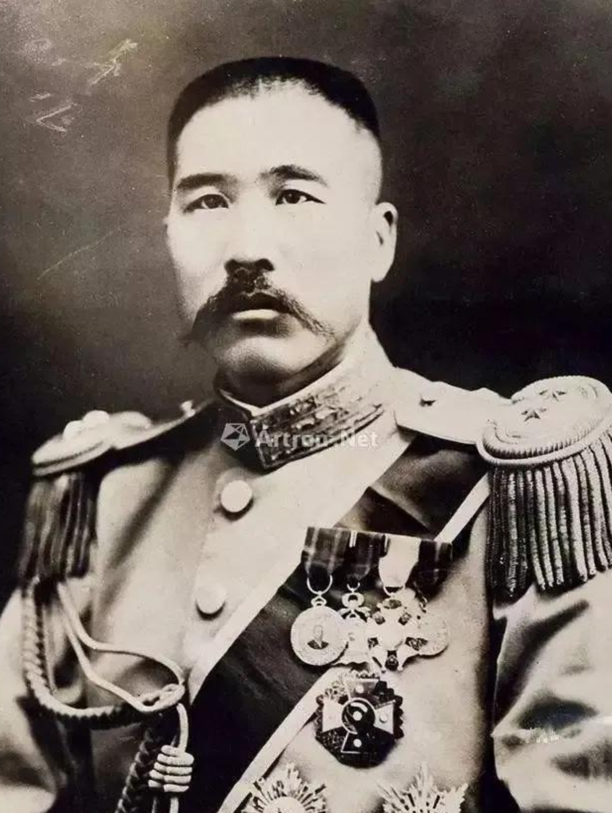 张宗昌发现妻子与一个瘸子通奸，气得火冒三丈，提起枪就要发作，突然间他意识到不能打