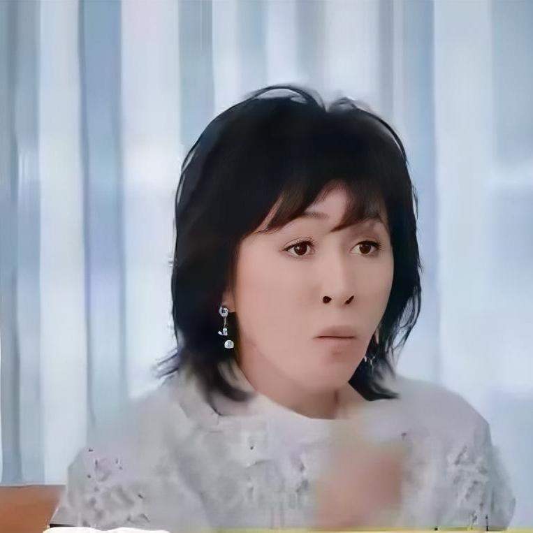 在综艺《一路繁花2》里，刘嘉玲聊起张柏芝时，突然抛出一句让人意外的话：“就算暂时