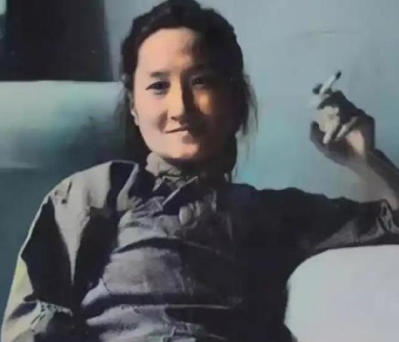 1965年，62岁陆小曼去世。翁瑞午的长女翁香光闻讯赶来，见四下无人，迅速解开陆