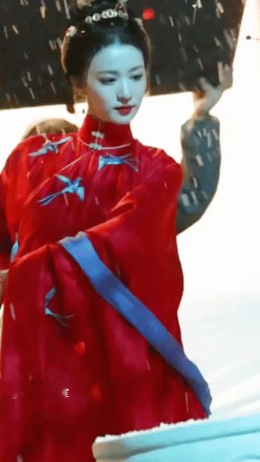 红装是王楚然的统治区吧看了王楚然新发的京东跨晚倒计时视频，又被美到了～她真的是