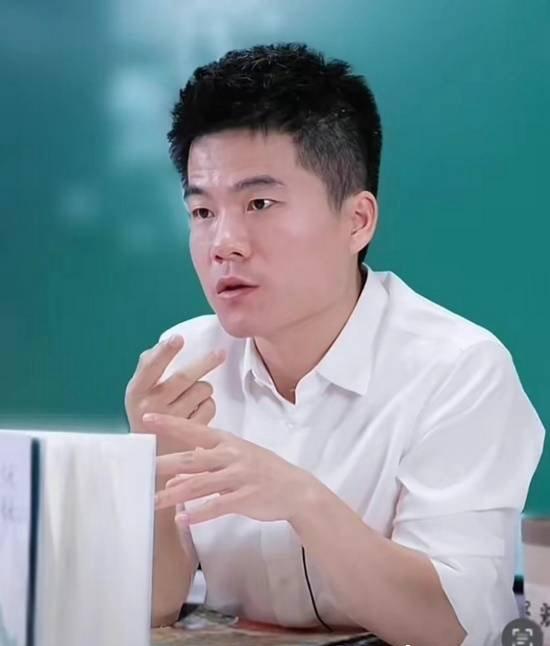 罗永浩：（放下咖啡杯，语气愤懑）董宇辉，我今天必须得说说。我就看不惯俞敏洪那老东