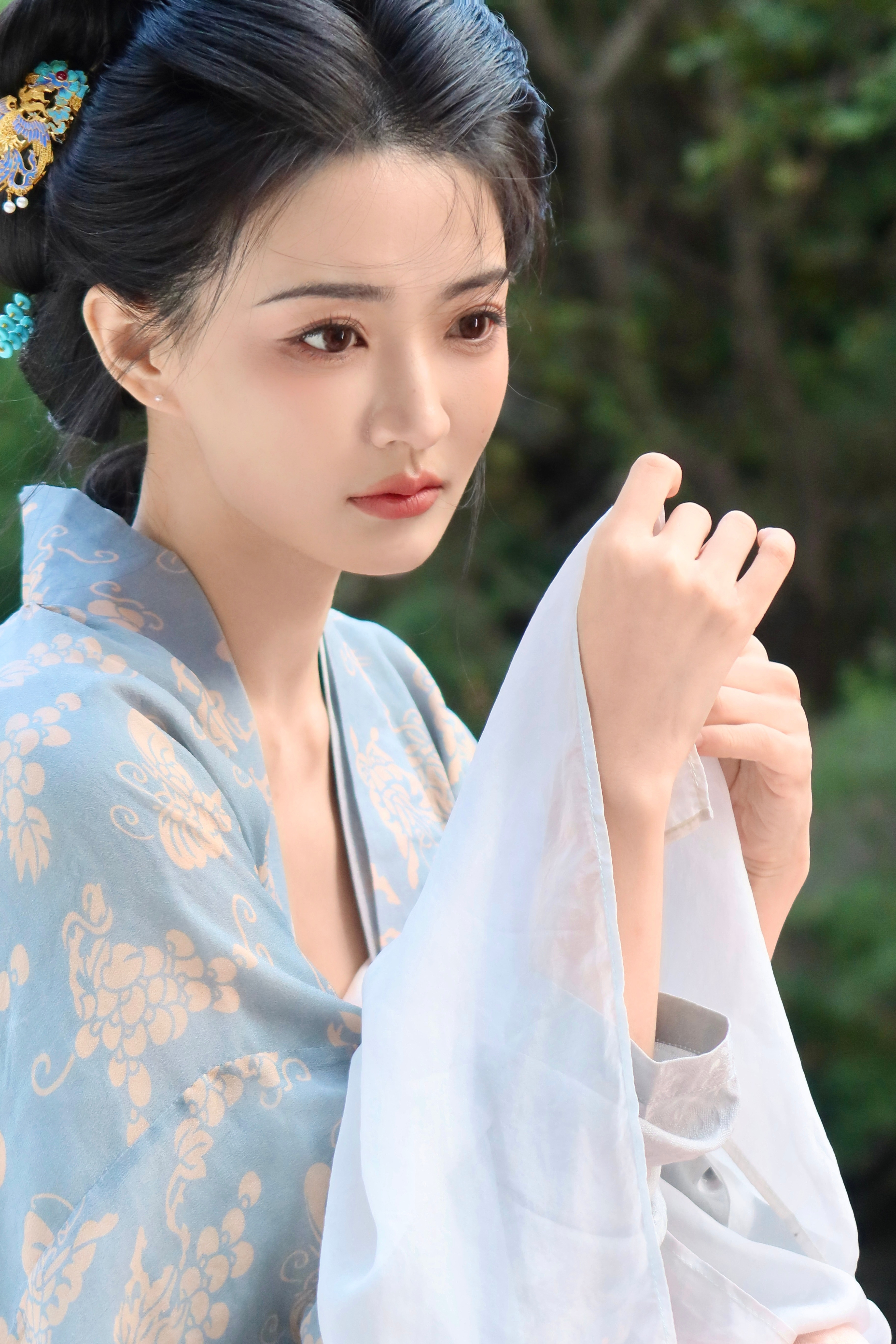 徐璐山水间，青衫粉裙，簪花挽髻，一颦一笑皆成诗，似从宋词里走出的仕女，把