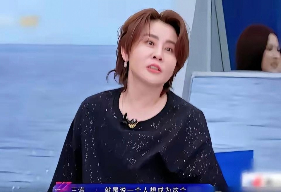看到谢娜当众问王濛，42岁不结婚孤单吗，我瞬间都捏了把汗。旁边李小冉笑都僵住了，就怕场面下不来台。没