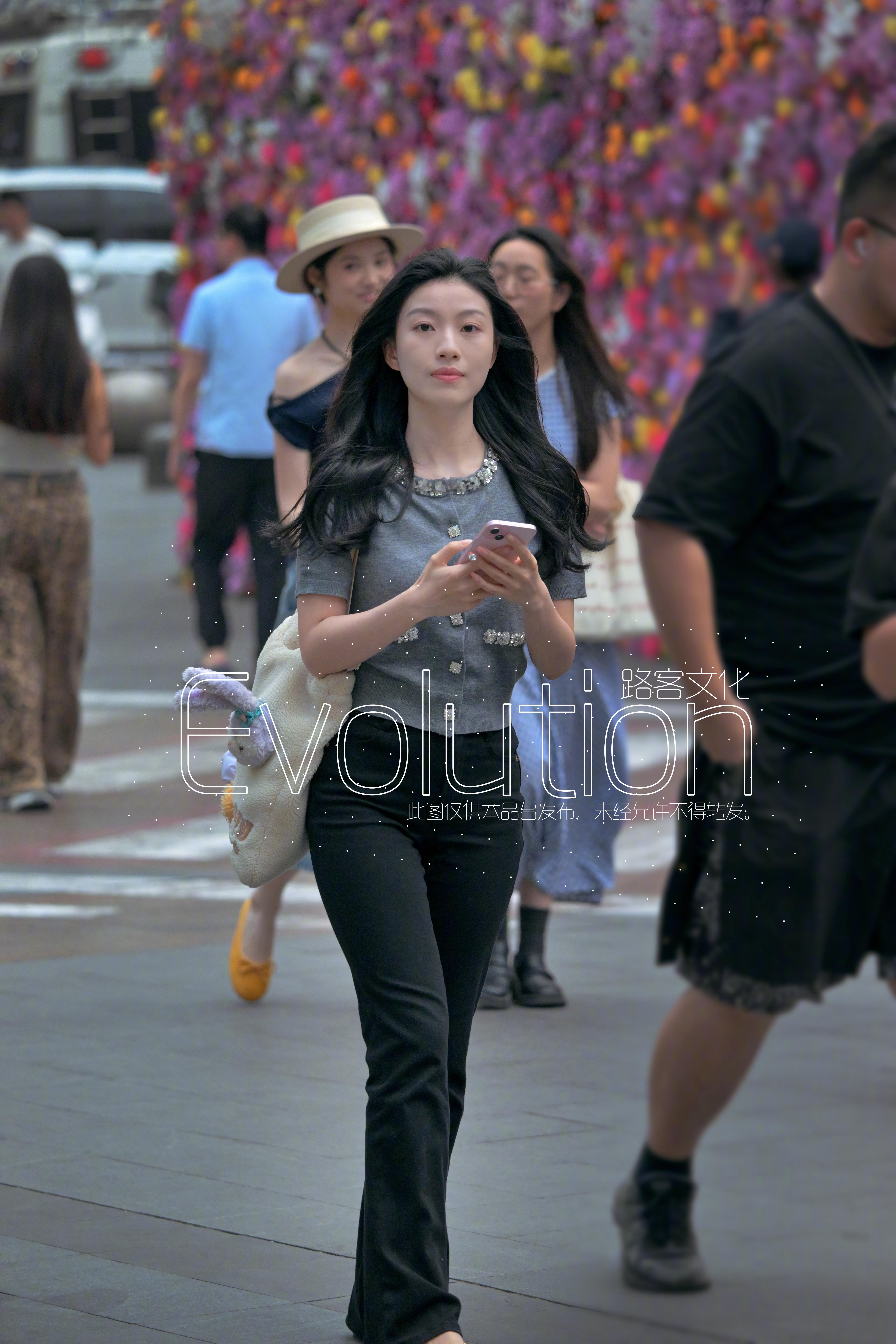 今天的时尚密码：简约优雅，轻松应对街头巷尾的时尚挑战！👗✨​​​