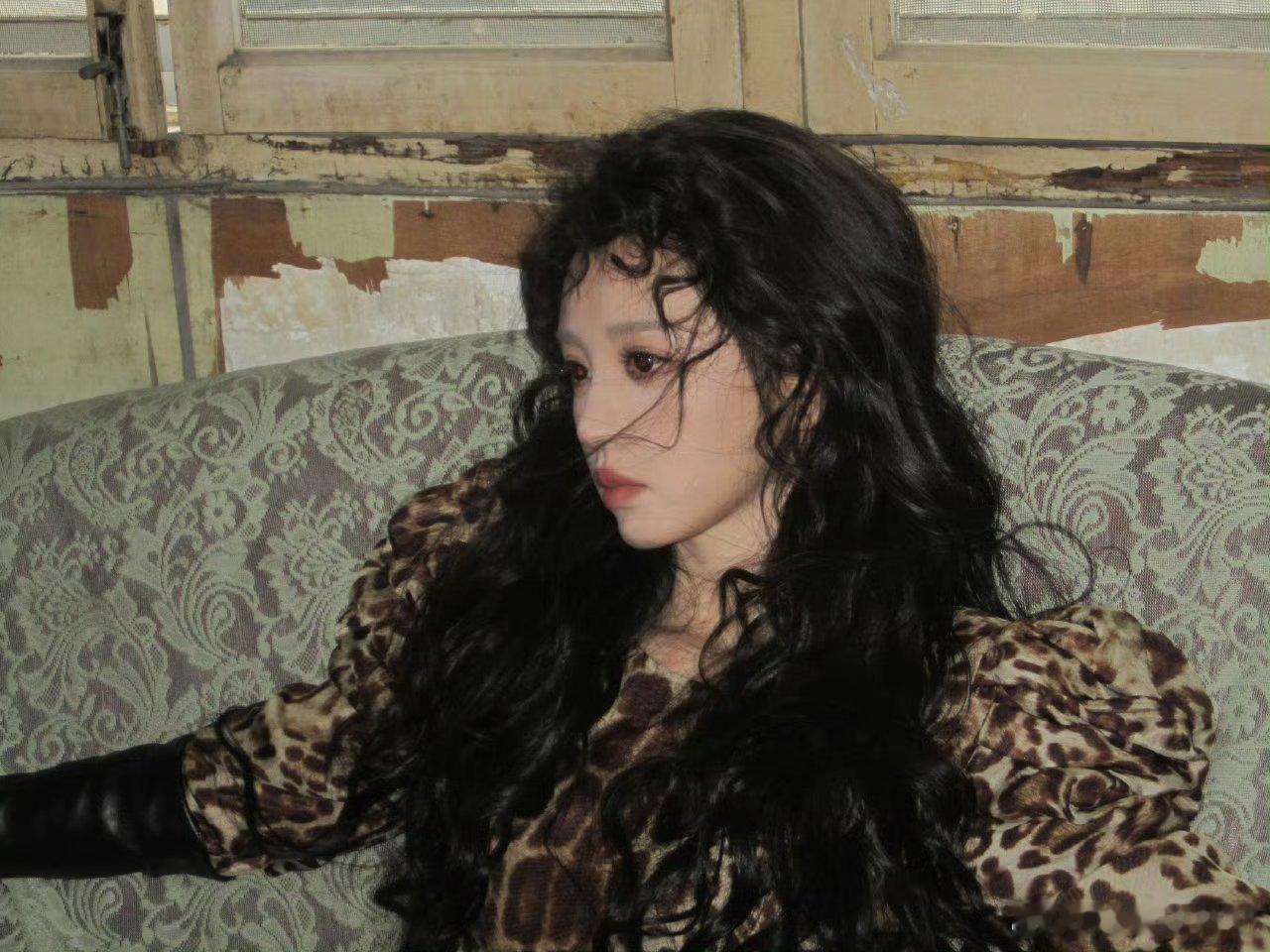 “我不想说，我很亲切，我不想说，我很纯洁，可是我不能拒绝心中的感觉，看看可爱的天