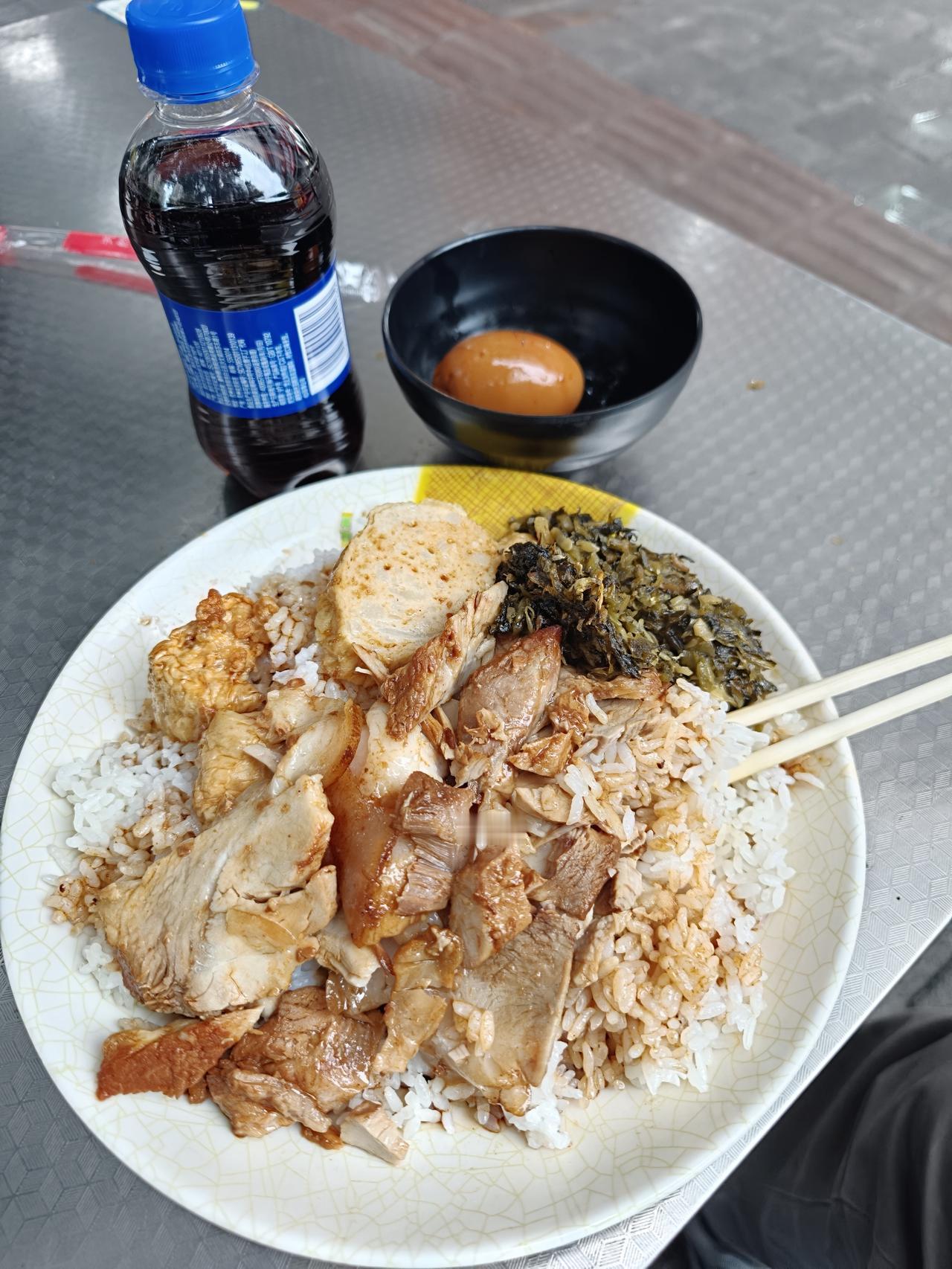 高启强喜欢吃的猪脚饭，今天早上我也去吃了。是一家招牌为正宗广东风味的小餐馆，价格