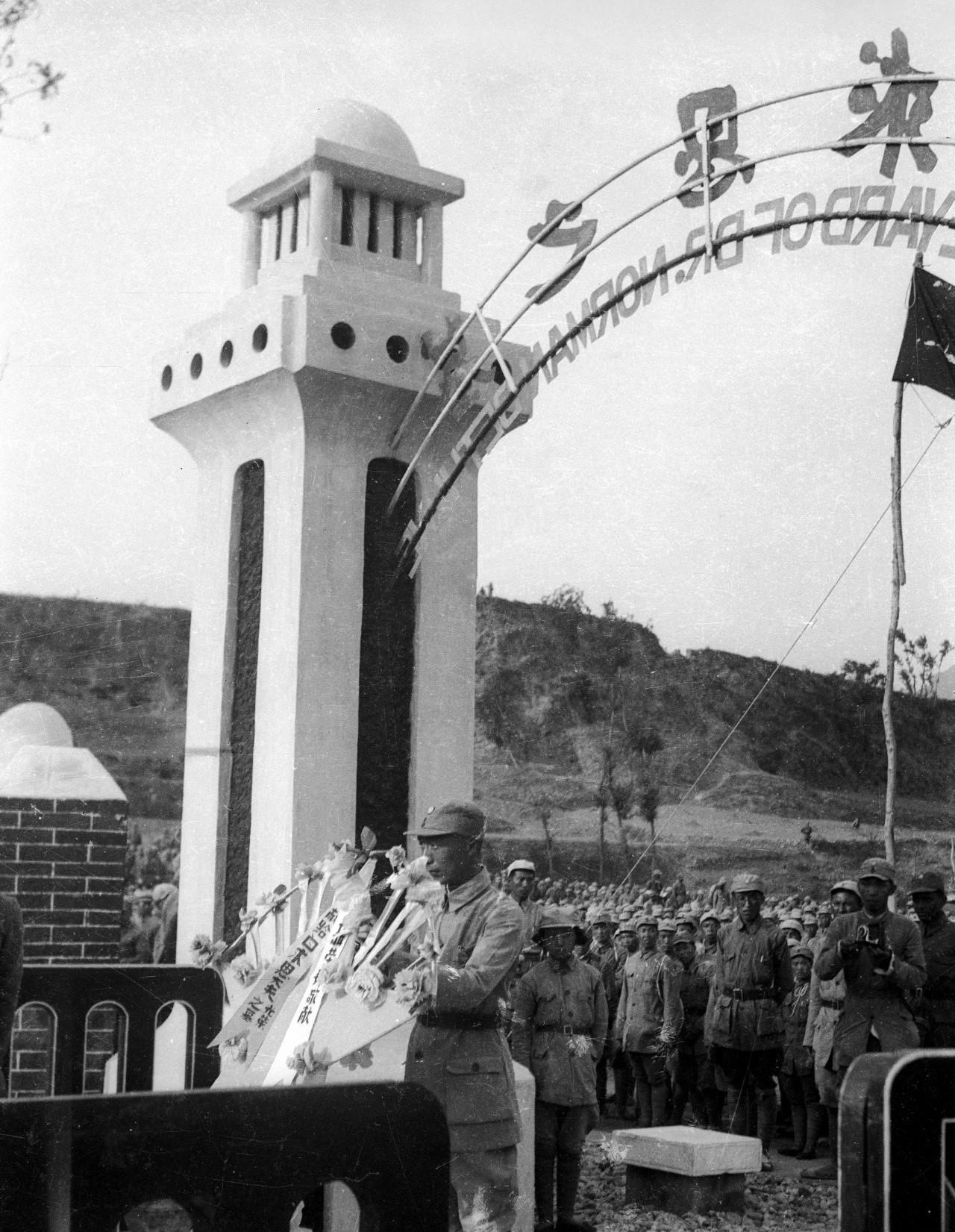 1940年，河北唐县军城，白求恩墓落成，八路军与边区人民在墓前举行隆重的追悼大会