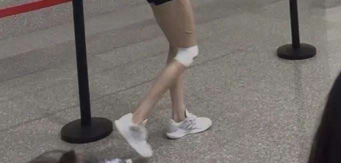 一早醒来，女排传来一则“坏消息”！吴梦洁真的受伤了，各位看看吴梦洁腿上绑的结