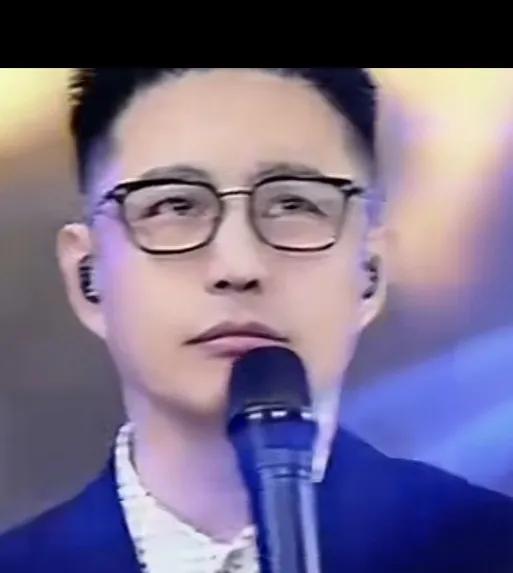 有感于歌手石头为云朵发声今日刷到歌手石头的一段直播视频，作为云朵的朋友，他呼