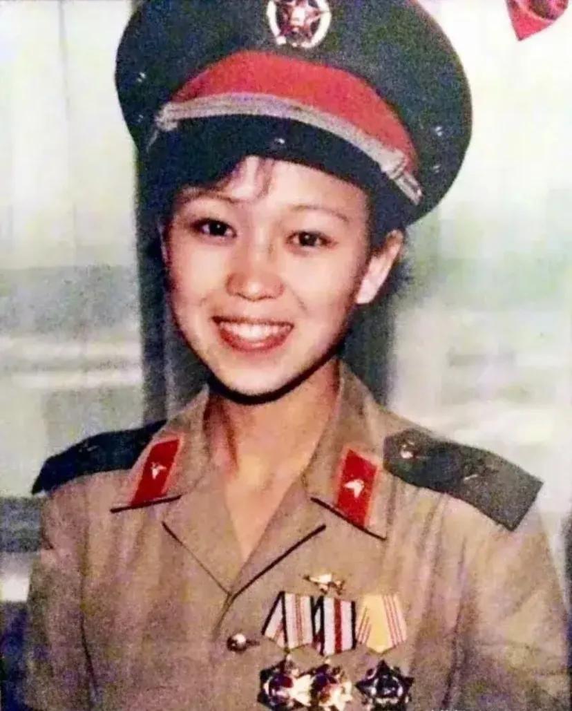 1984年，一位炸断左腿的战士，给病友说：“越南炮弹算个啥！有这位漂亮女兵护理，