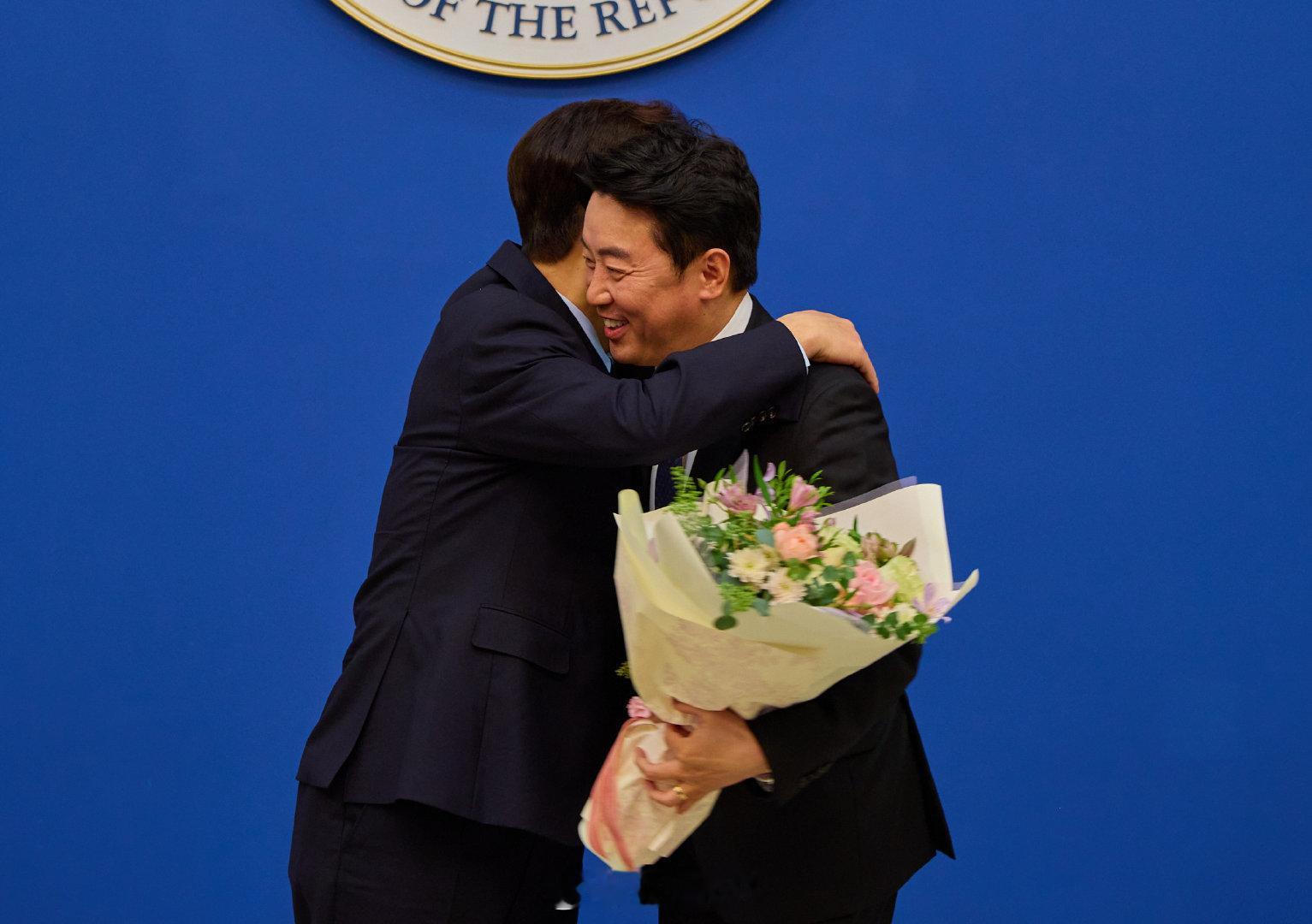 【MVP结算画面.jpg】15日，韩国总统李在明在青瓦台向前总统秘书室室长姜勋植颁发功劳牌后拥抱合影