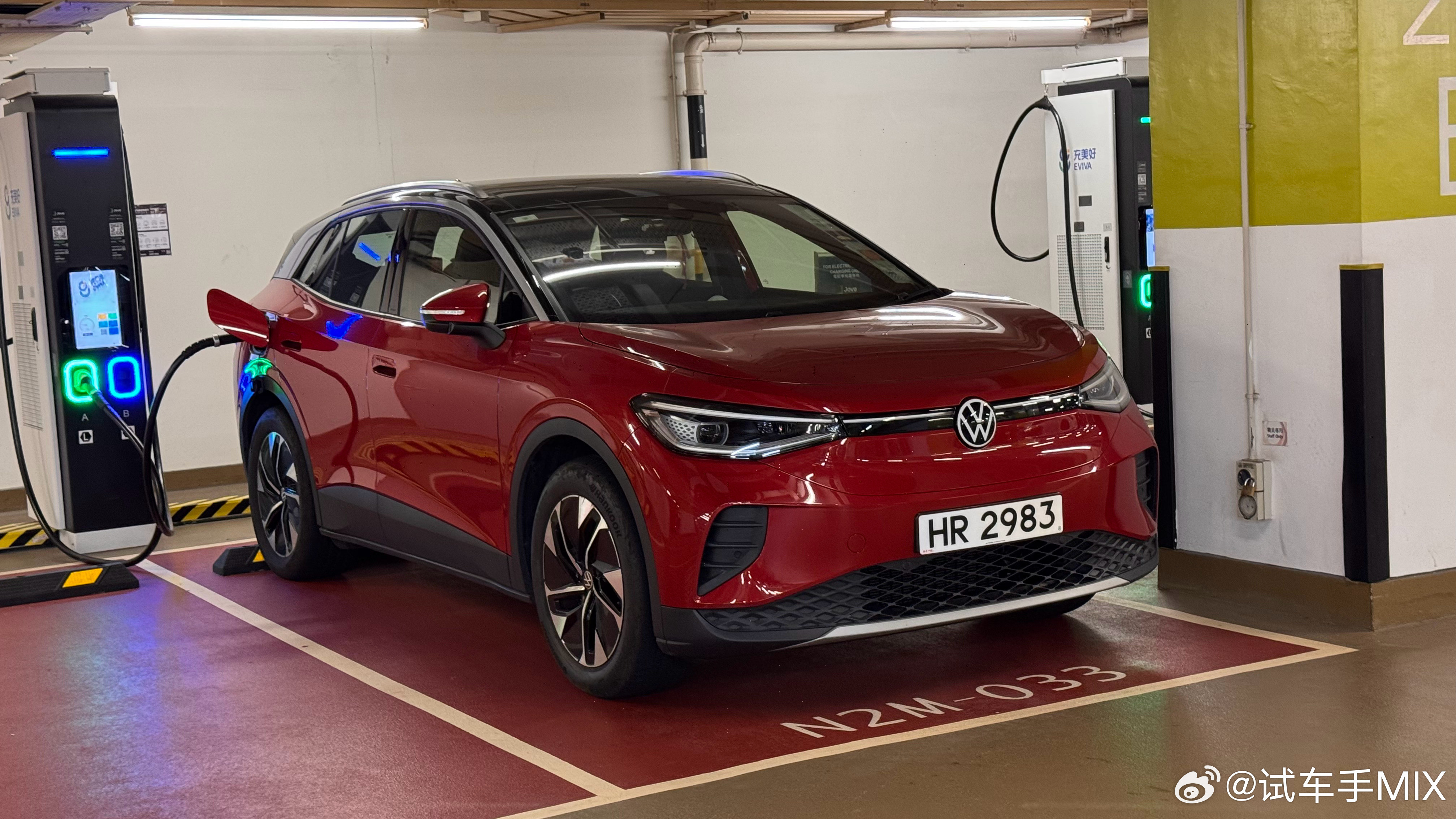 第一次见大红色的大众ID.4如果我当初是买红色，也挺刺激的在香港遇到这红色ID.