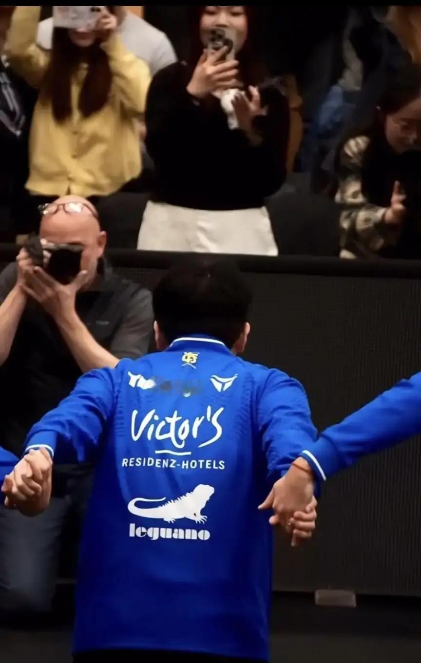 樊振东的反手最近有点麻烦。现在对手都盯着他反手打，比例超过六成。为啥？球变了。塑