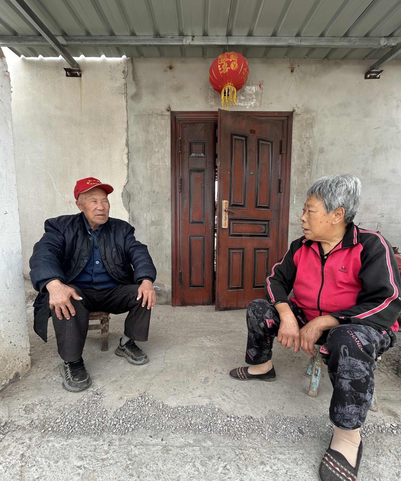 老两口坐在门口又开始拌嘴了。为了墓地的事。老爷子坚持说不买墓地，随便让后人处
