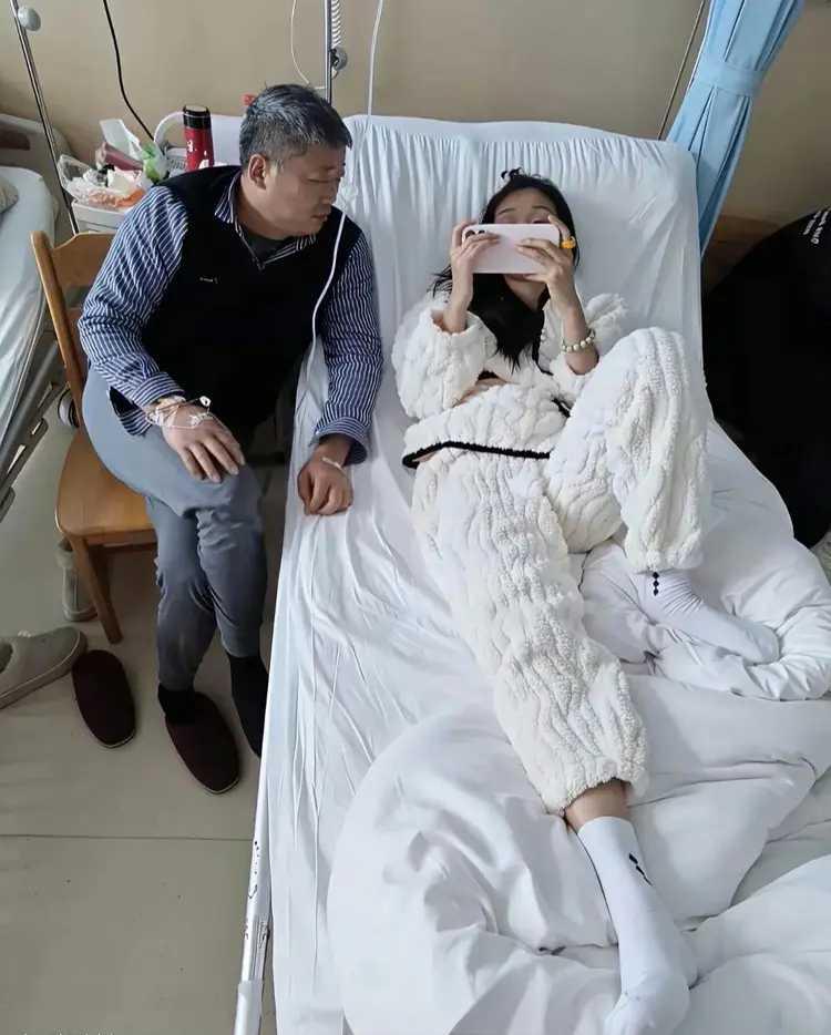 爷爷坐凳在输液，孙女无病躺床上。说是来看咱爷爷，只顾自己玩手机。爷爷若是换作