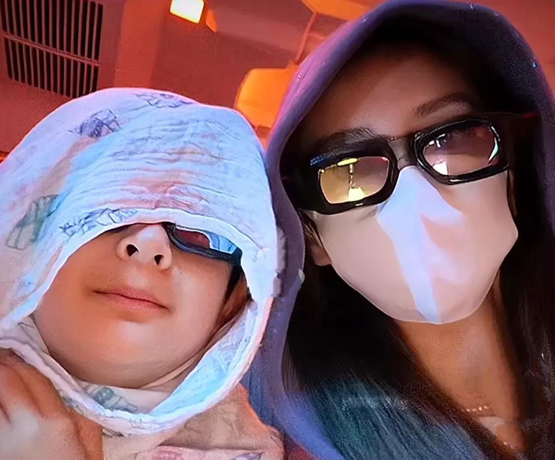 杨颖在晒和8岁儿子小海绵的自拍照，并且配文，“大家节日快乐”，小海绵已经8岁了，
