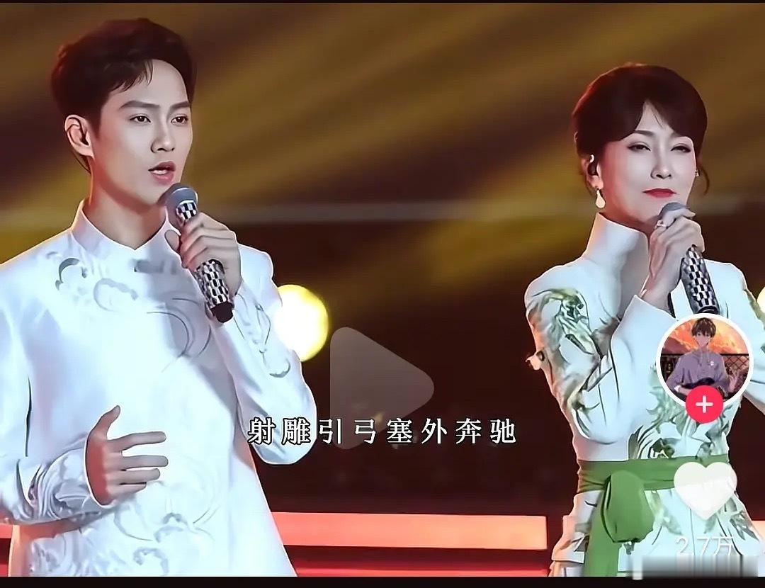 赵雅芝和儿子同台唱歌，以为儿子要出道了，结果儿子已经40岁了