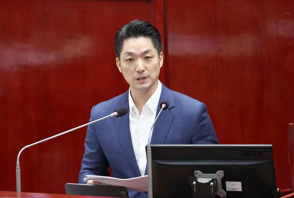 有件事儿挺有意思，蒋万安姓“蒋”，自称爷爷是蒋经国，太爷爷是蒋介石，按辈分是“蒋