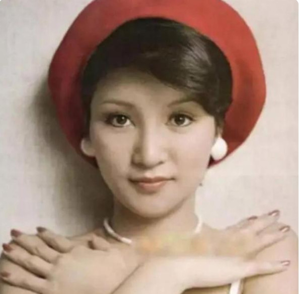 1979年的一个晚上，狄波拉独自去见赌王何鸿燊。就在这晚过后，赌场居然给谢贤免了