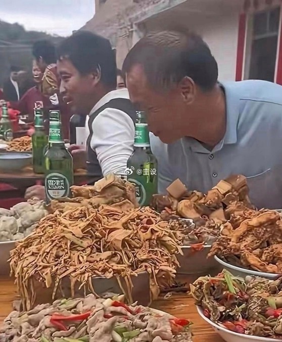 这种酒席简直是侮辱人，这个年代还有吃不上饭的吗？