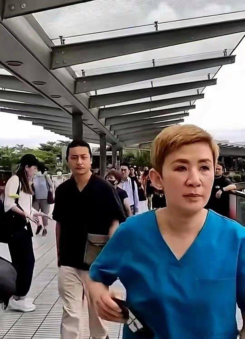 59岁的吴君如带着一家三口出去游玩，她17岁的女儿可真美，完美继承了爸妈的优良基