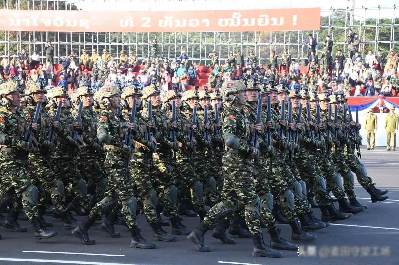 火药桶一触即发，老挝上万大军深夜集结，会突然出兵泰柬冲突吗？网上最近传开一段视