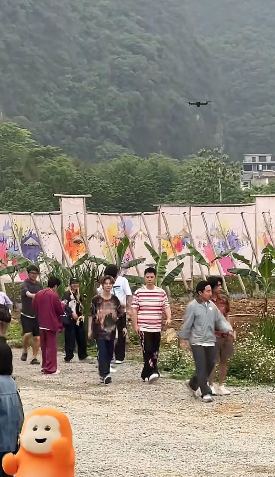 鹿晗在桂林录节目，被说穿得像村里青年。这不对。一个顶流明星，穿着最普通的T恤