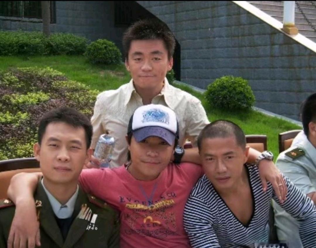 谁还敢嘲笑王宝强底子差，不配当导演？看到这张《士兵突击》的老照片，感慨万千！
