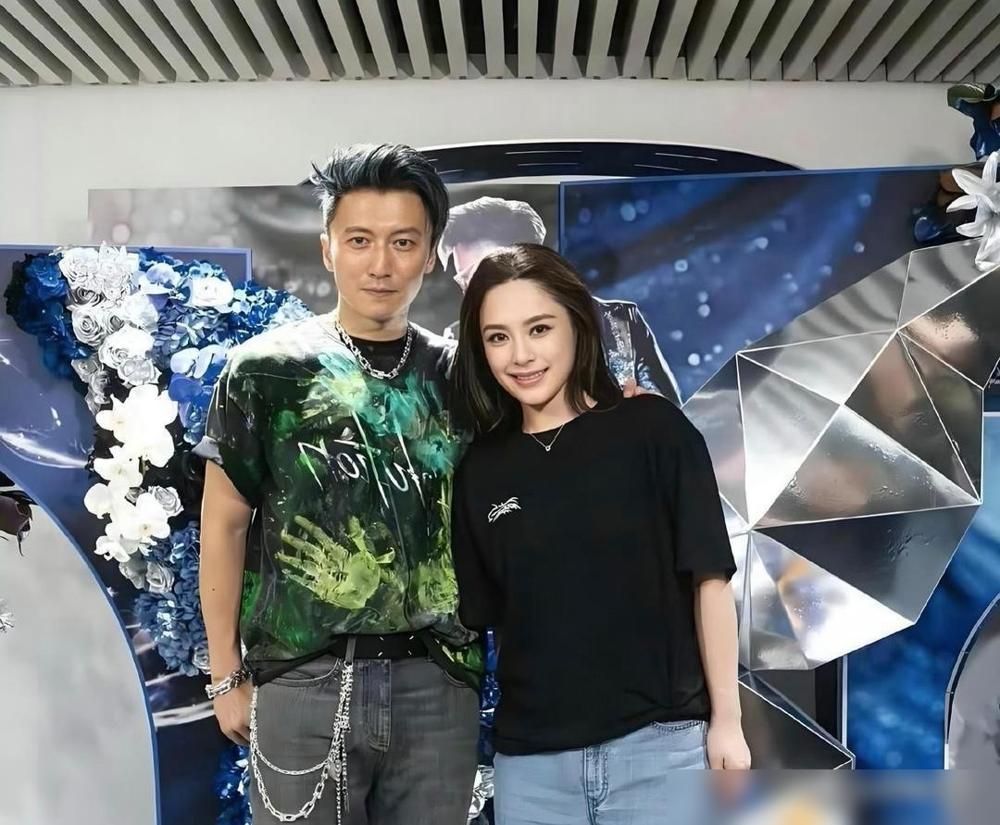 你以为谢霆锋那张憋着话的脸，是怕人戳他感情旧事？太天真了。他背后那艘叫“英皇