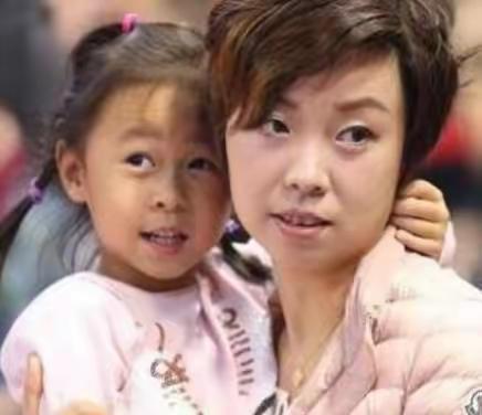 她是世界乒乓球冠军嫁给了48岁身价300亿的香港富豪徐威。结果在婚后却因为走路去