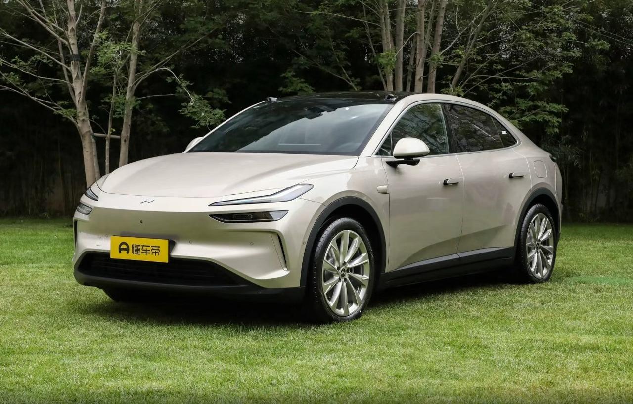 上周在小区停车场，邻居老王问我