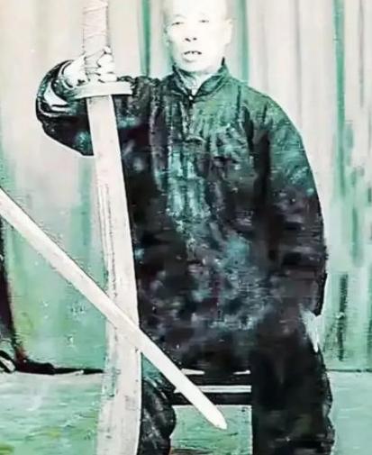 1944年7月，日军抓获一个79岁的老头和34名妇女，日军让老头看守妇女，他点头