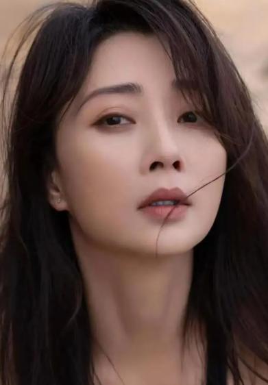 2009年，刚离婚的的殷桃，在富豪孙东海的疯狂追求下，成为了他的女人，怎料，孙东