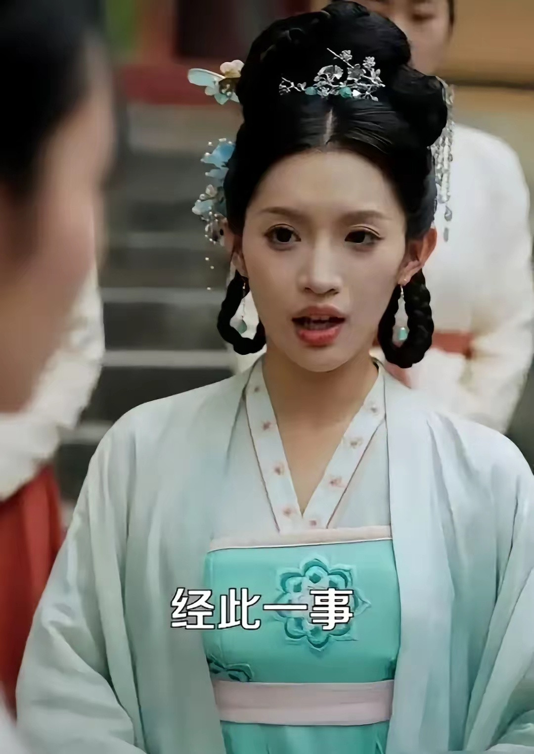 现在的短剧都不用审核的吗？​这么明显的穿帮镜头是看不见，这个明显就是手机啊，真当