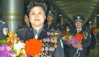 1996年郑州，一名全身缠绕炸药的歹徒闯入幼儿园，28名孩子命悬一线，在紧急关头