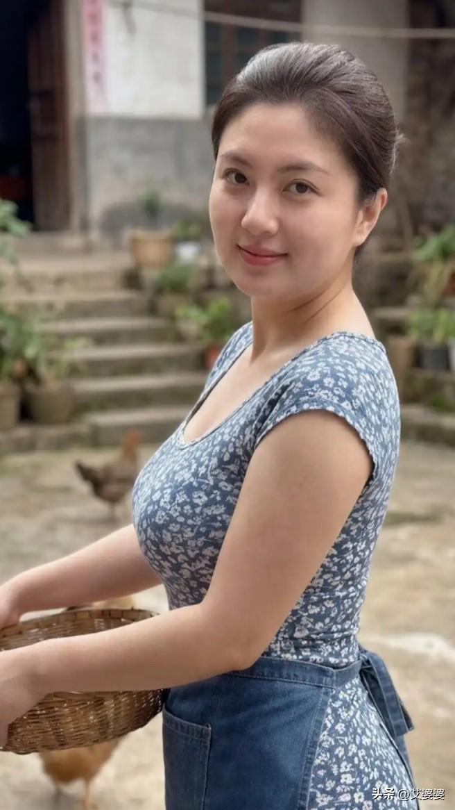 回村的日子也太舒服了！不用化妆，不用应付谁，就穿件舒服的小碎花，在院子里晒晒