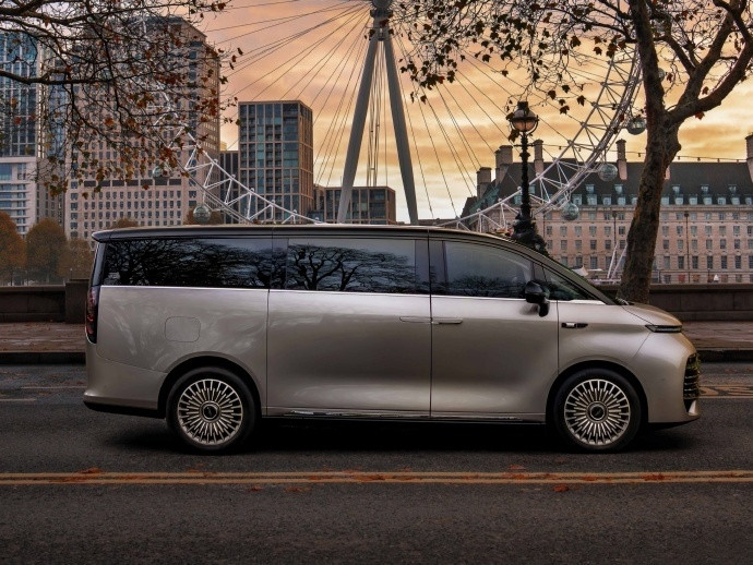 30万级MPV卷王吉利银河V900刚上市就杀疯了！吉利银河V900全球上市26.