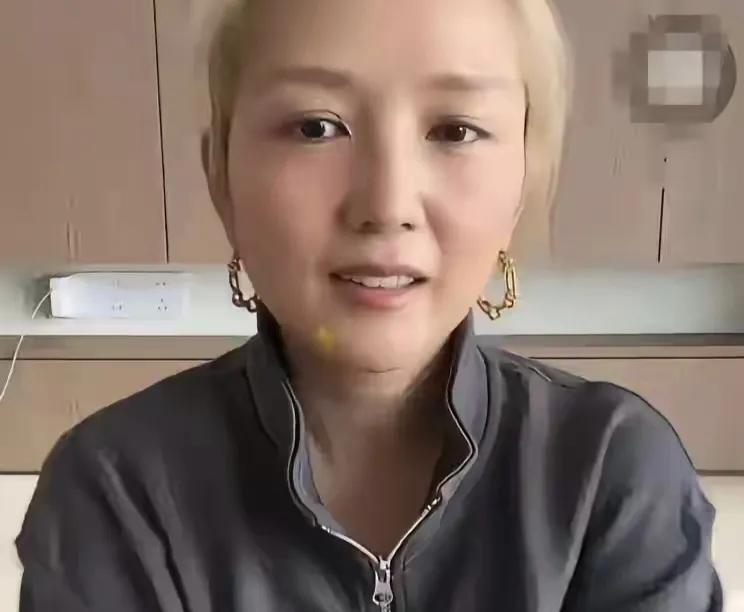 祝福超女，曾经直播哭诉养娃难的何洁，听说又要结婚而且是三婚了何洁最近又传出了婚