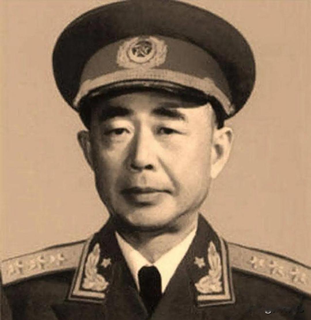 上将带枪闯会场？贺老总一个妙招化解，收枪小兵后来成军委副主席！1959年，