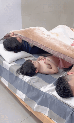 小娃好像在高架桥下面睡![捂脸哭]